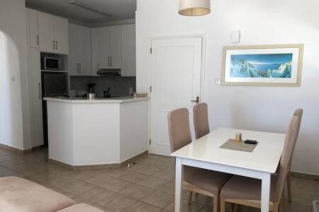 Kings Palace - Superb 2 Bed Ground Floor Apartment Paphos Exterior foto